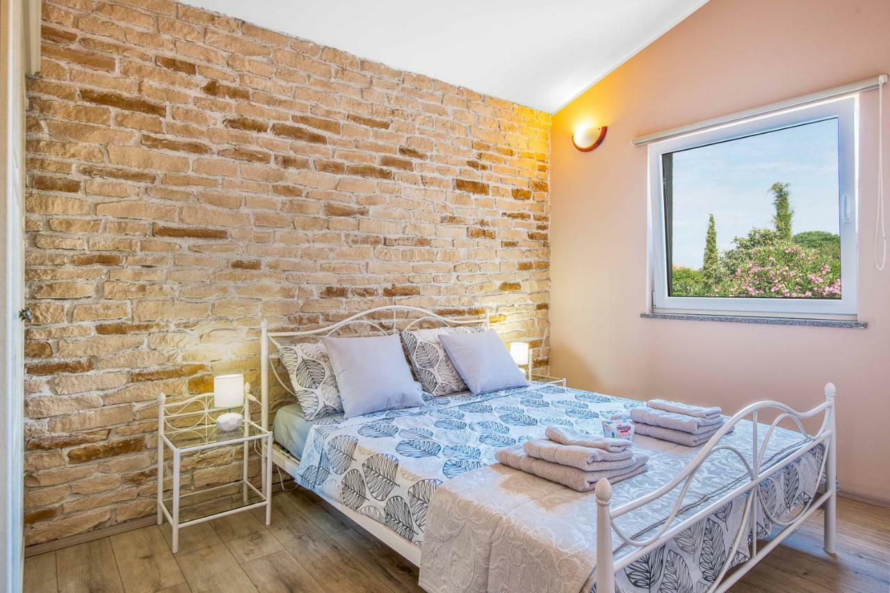 Haus Vita Пула Екстериор снимка
